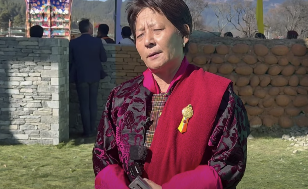 མི་དབང་མངའ་ཞབས་མཆོག་གིས་ སྐལ་བཟང་བདེ་སྐྱིད་ལུ་ འབུ་རས་དམརཔོ་གནང་ཡོདཔ།
